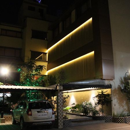 Hotel Orange Inn Sarkhej Bagian luar foto