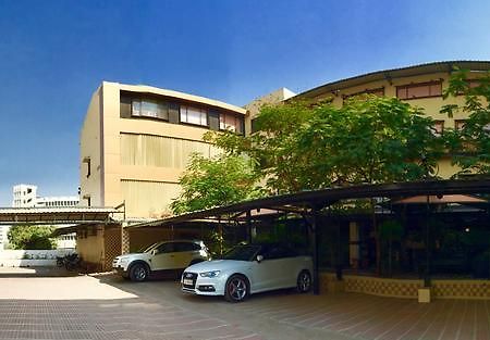 Hotel Orange Inn Sarkhej Bagian luar foto