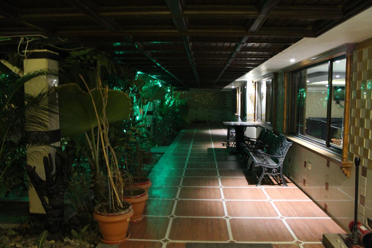 Hotel Orange Inn Sarkhej Bagian luar foto