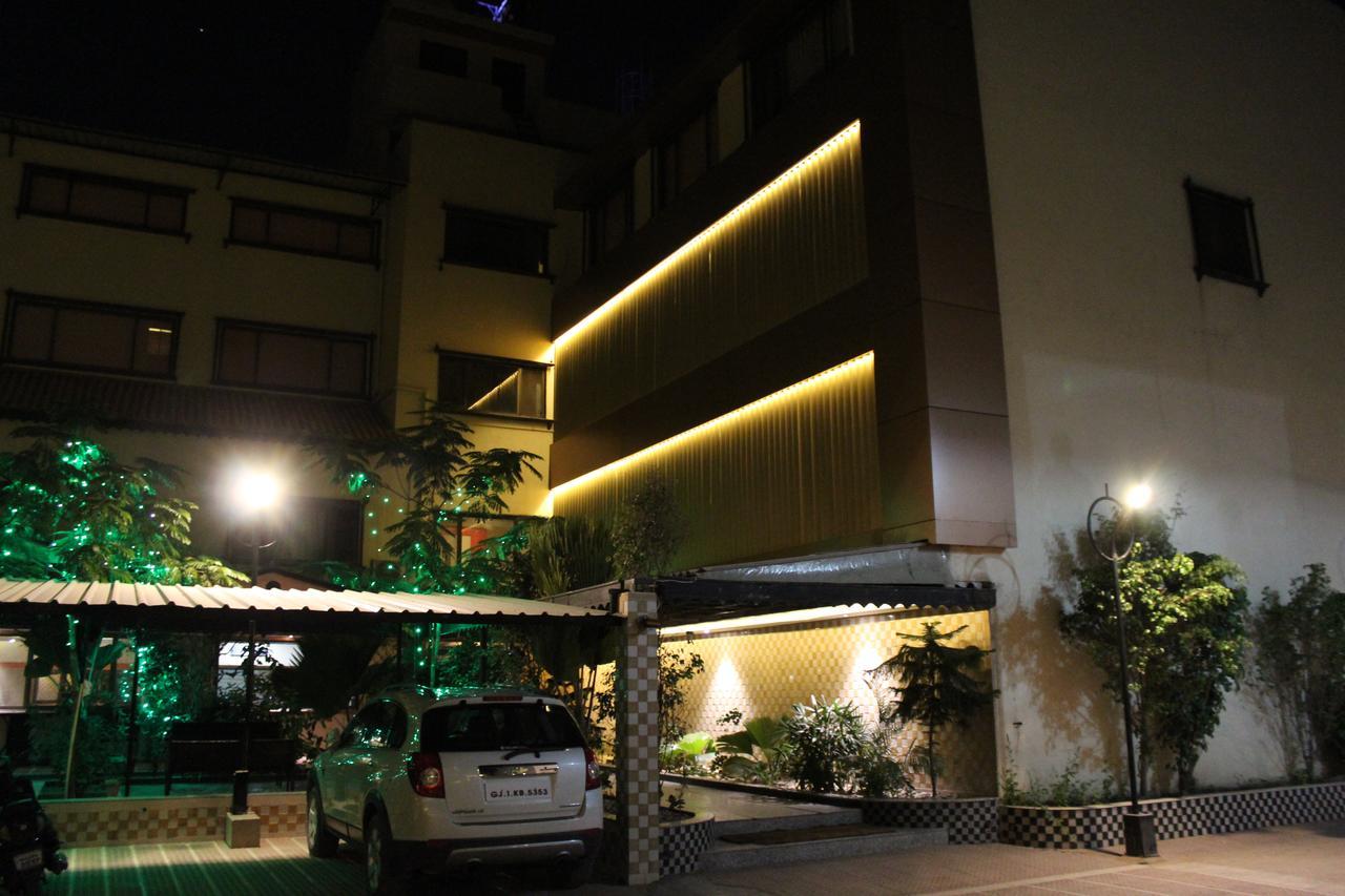 Hotel Orange Inn Sarkhej Bagian luar foto