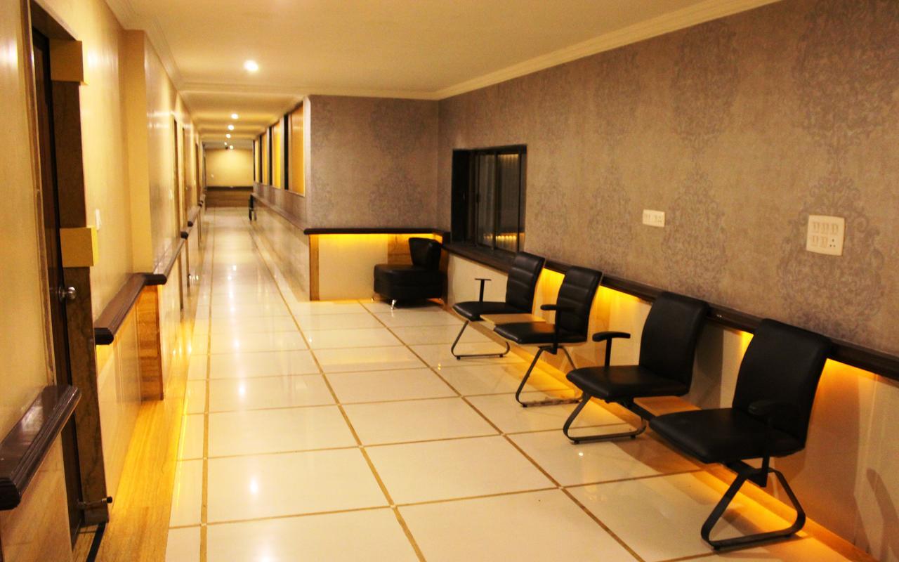 Hotel Orange Inn Sarkhej Bagian luar foto