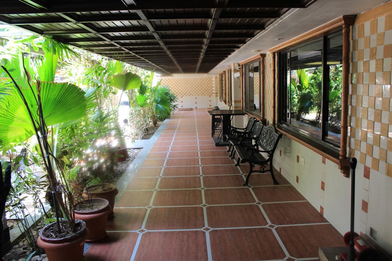 Hotel Orange Inn Sarkhej Bagian luar foto