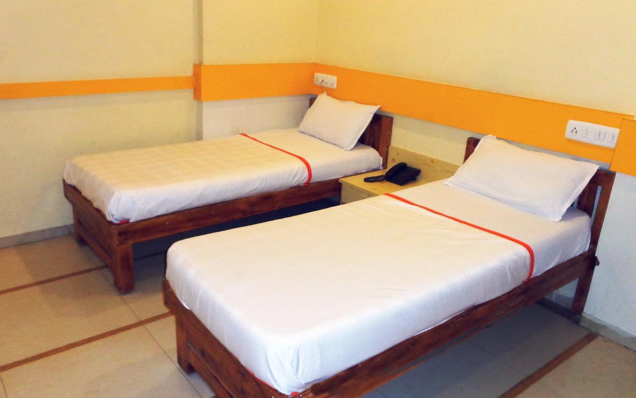 Hotel Orange Inn Sarkhej Bagian luar foto