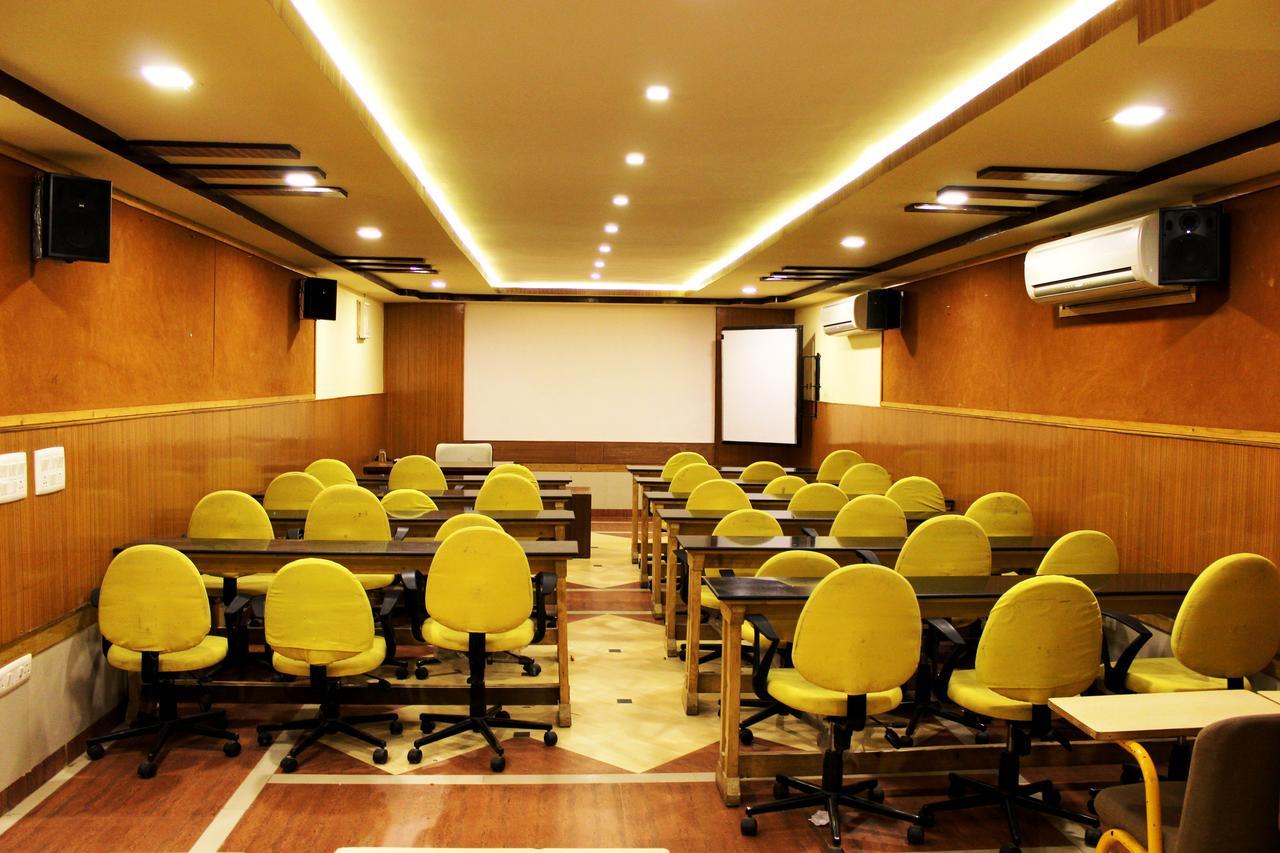 Hotel Orange Inn Sarkhej Bagian luar foto