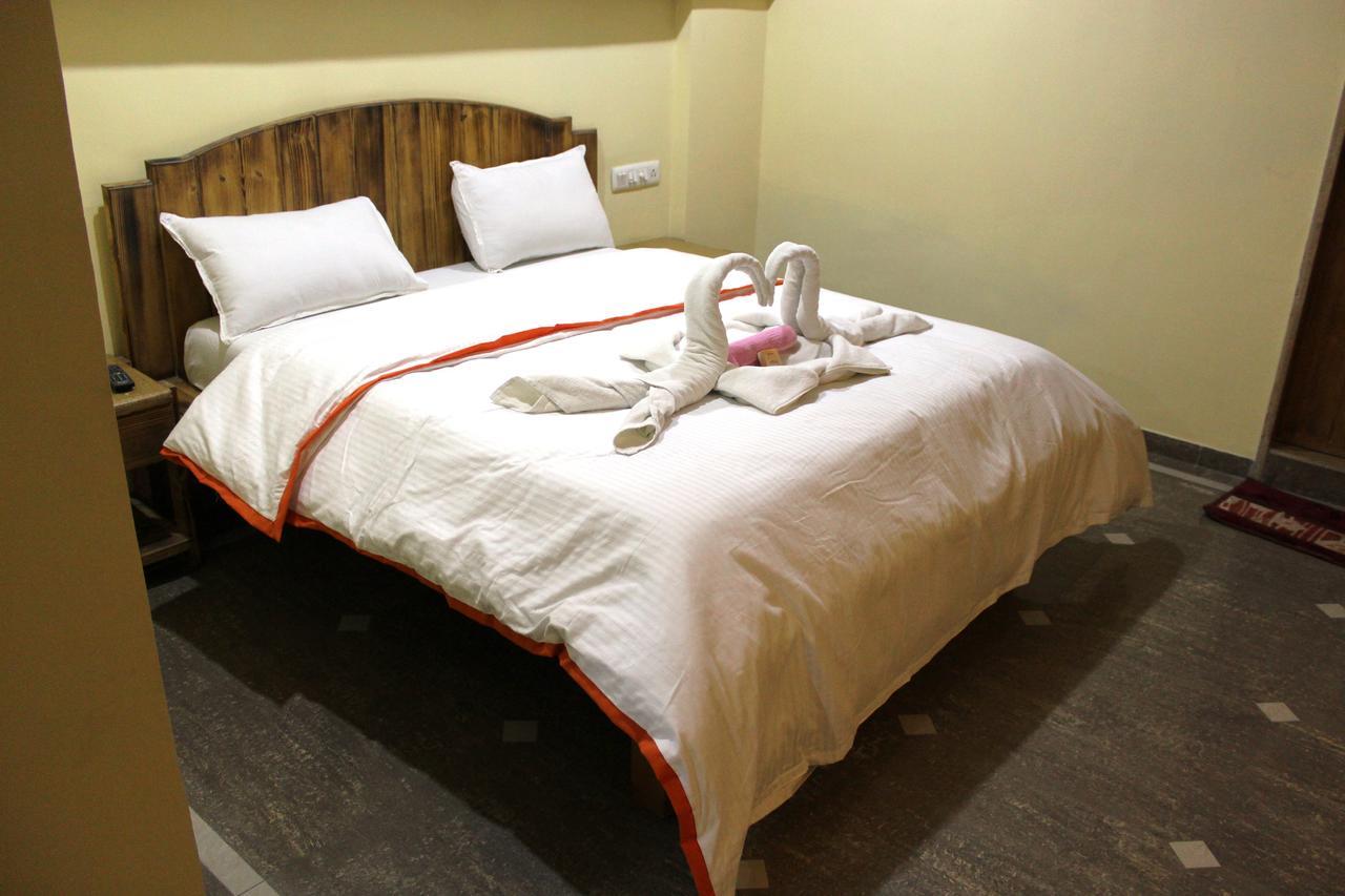 Hotel Orange Inn Sarkhej Bagian luar foto