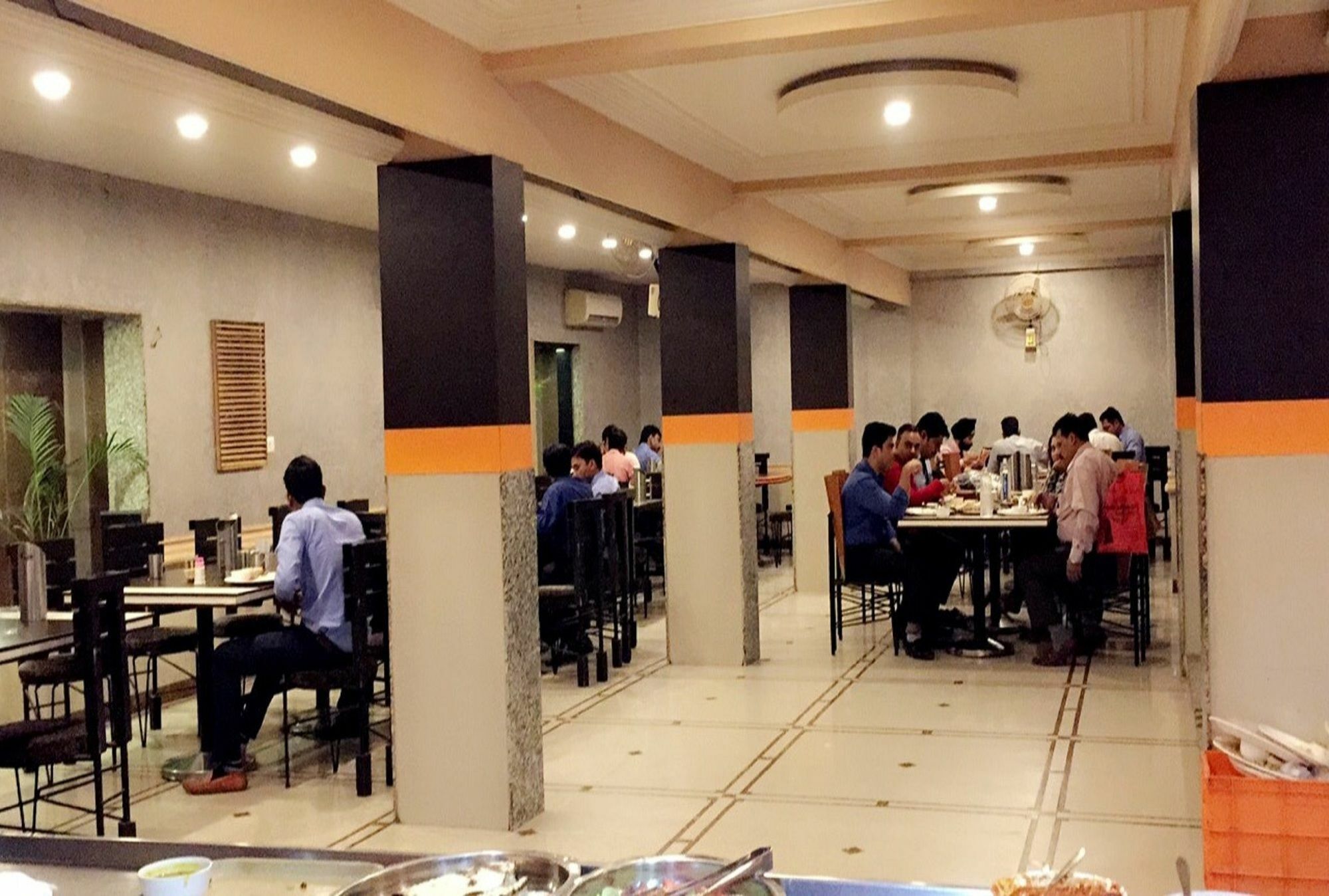 Hotel Orange Inn Sarkhej Bagian luar foto